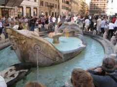 Fontana della Barcaccia - ATTRACTIONS/ SITIOS DE INTERES - Piazza di Spagna, 71, Rome, Lazio, Italy